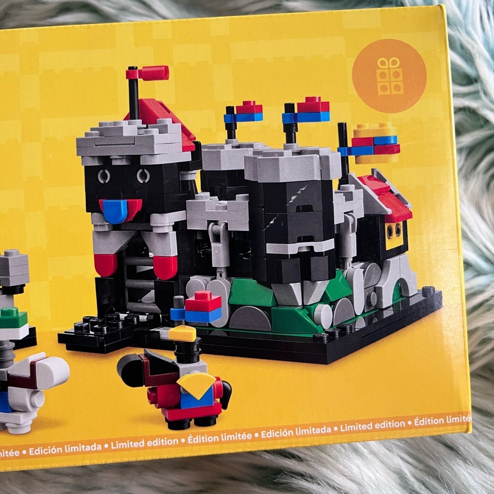 LEGO Mini Knight's Castle Building Set 40775, Limited Edition, 590 Pieces - Picture 4 of 7